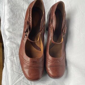Clarks Women’s Artisan Brown Leather Mary Jane Pumps Size 9M
